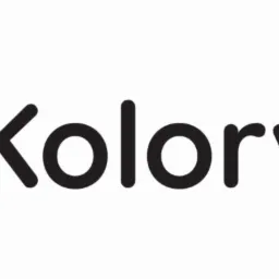 Logo firmy Kolorvision: abstrakcyjny symbol w odcieniach pomarańczu i niebieskiego oraz czarny napis Kolorvision.