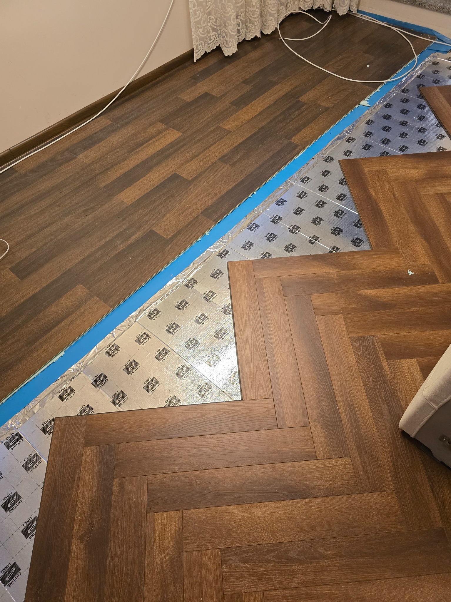 Demontaż I montaż paneli w jodełke z umeblowany mieszkaniem da się.