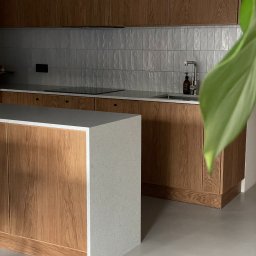 Kadap Sp z o.o. - Nowoczesny mikrocement -idealnie gładka, bezspoinowa powierzchnia, która łączy industrialny charakter z elegancją.