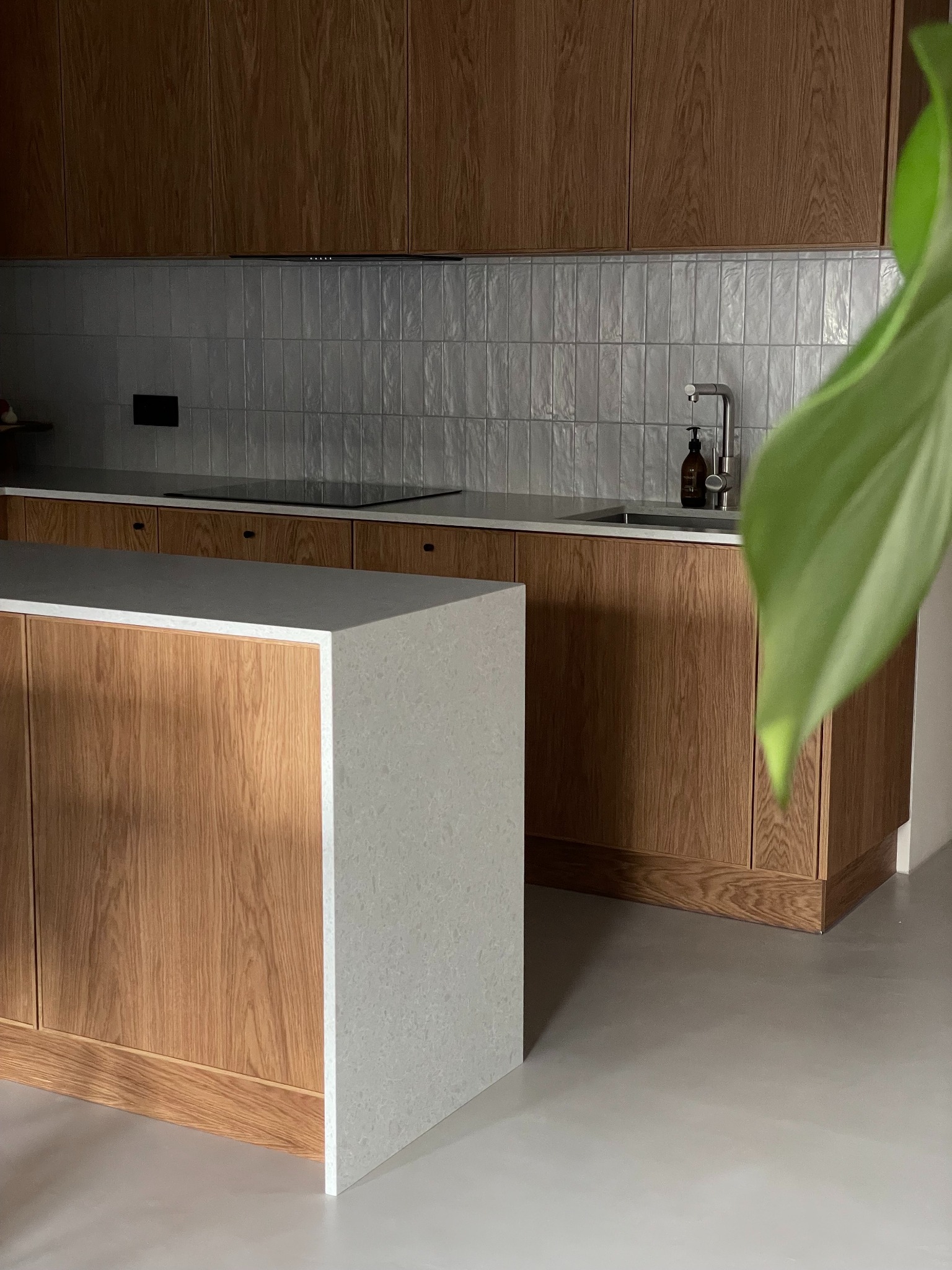 Nowoczesny mikrocement -idealnie gładka, bezspoinowa powierzchnia, która łączy industrialny charakter z elegancją.