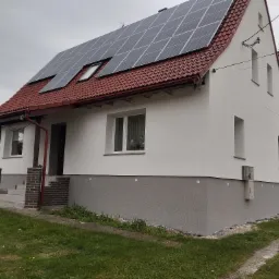 Widoczny wygląd domu przed wykonaniem ocieplenia i po kompleksowym ociepleniu elewacji.