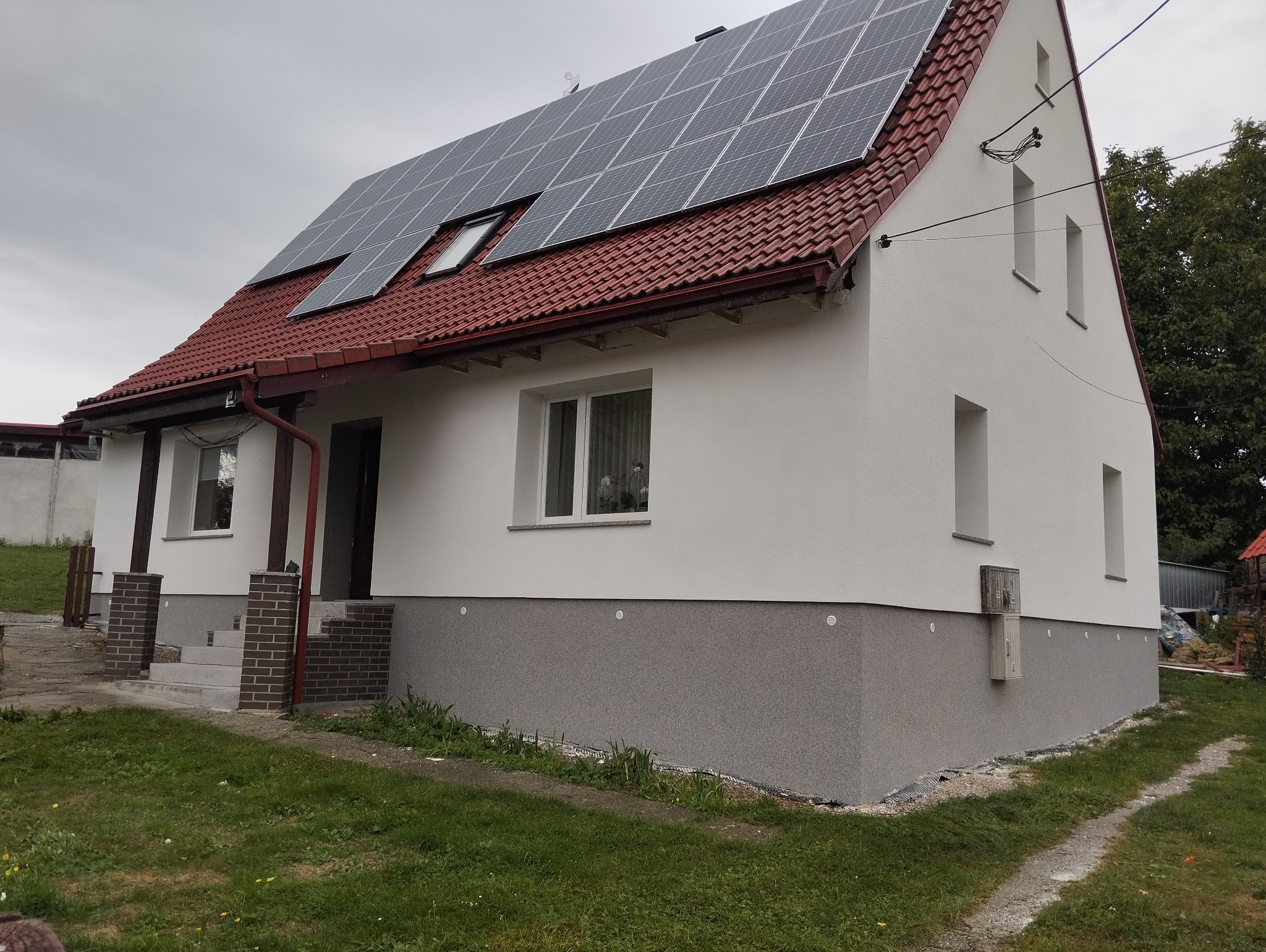 Widoczny wygląd domu przed wykonaniem ocieplenia i po kompleksowym ociepleniu elewacji.