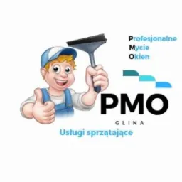 Kreskówkowy hydraulik w czapce i kombinezonie, trzymający w dłoni ściągaczkę do szyb, z uniesionym kciukiem w górę. Obok napis 'Profesjonalne Mycie Okien', logo PMO i 'Usługi sprzątające Glina'.