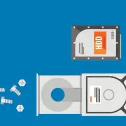 Grafika wektorowa przedstawiająca dysk HDD, napęd CD/DVD, śrubki montażowe i laptop na jednolitym niebieskim tle.