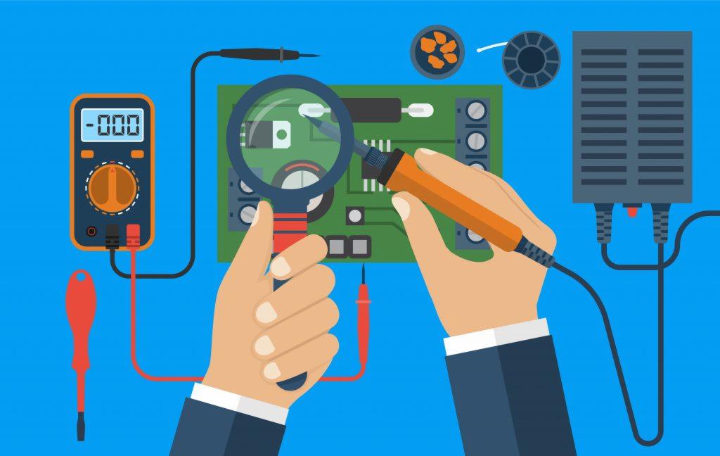 Ilustracja przedstawia ręce lutujące płytkę drukowaną pod lupą, obok multimetr i zasilacz, wszystko na jednolitym niebieskim tle.