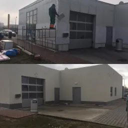 Budynek przed i po: w górnej części pracownik na rusztowaniu przykłada płytę izolacyjną do ściany, w dolnej części budynek po nałożeniu jasnego tynku.