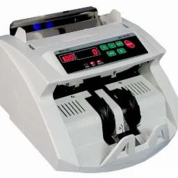 Biała liczarka banknotów Glover GC-10 UV z wyświetlaczem LED pokazującym zero, widoczne przyciski funkcyjne i czarne banknoty w podajniku.