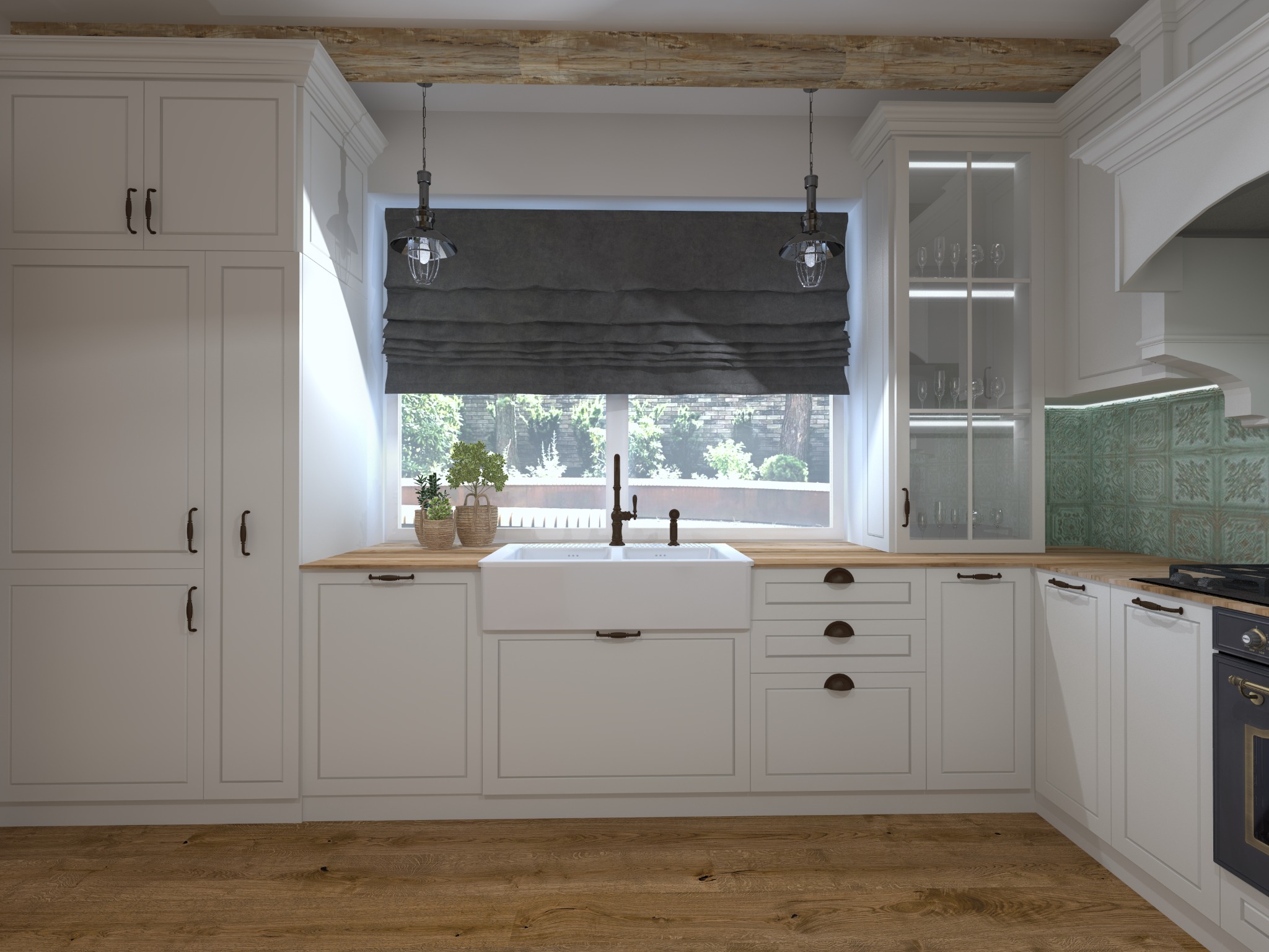 Jasna kuchnia w stylu rustykalnym z drewnianymi belkami stropowymi, białymi szafkami z ciemnymi uchwytami, dużym oknem z roletą rzymską i widokiem na ogród, oraz ceramicznym zlewozmywakiem.