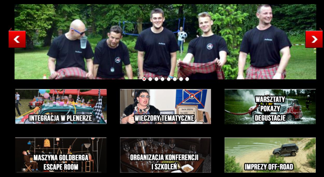 Grupa mężczyzn w czarnych koszulkach i szkockich kiltach prezentuje się na tle zieleni, prawdopodobnie podczas integracji firmowej.