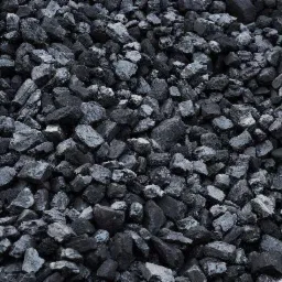 Góra czarnego węgla kamiennego, różne rozmiary brył, matowa powierzchnia z miejscowymi refleksami światła.