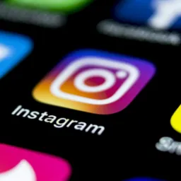 Zbliżenie ekranu smartfona z ikonami aplikacji Instagram, Twitter i Snapchat, widoczne piksele wyświetlacza.
