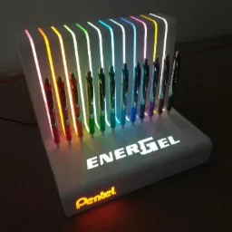 Podświetlany stojak ekspozycyjny z długopisami EnerGel Pentel, z kolorowymi pionowymi paskami LED.