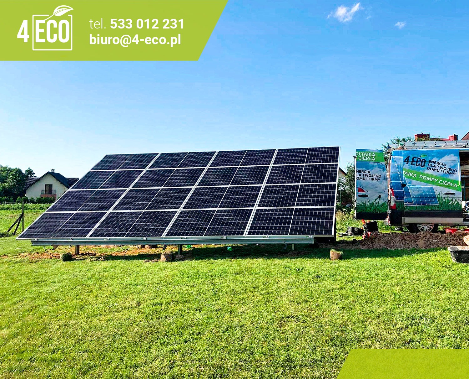Instalacja paneli słonecznych na trawniku przed domem jednorodzinnym, obok zaparkowany firmowy bus z logo i hasłem reklamowym.