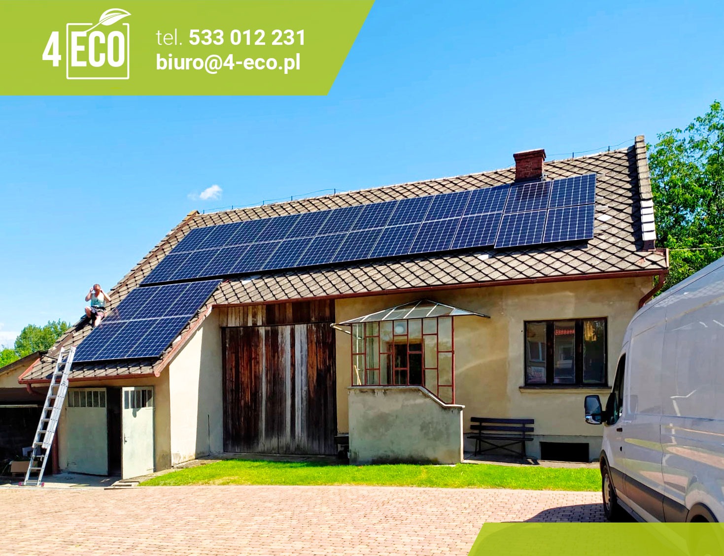 Montaż paneli fotowoltaicznych na dachu domu jednorodzinnego z drabiny, widoczny częściowo biały samochód dostawczy i logo firmy w rogu kadru.