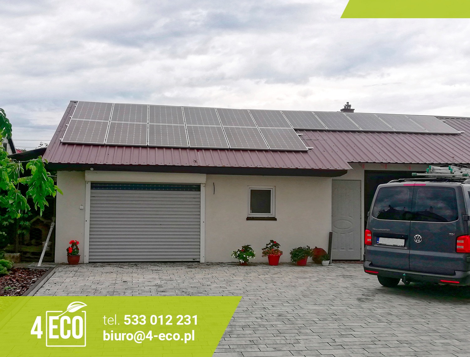 Dom jednorodzinny z panelami słonecznymi na dachu, szary van zaparkowany na podjeździe, widoczny fragment logo firmy w rogu.