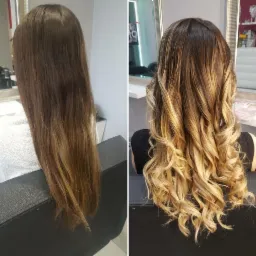 Przed i po: Długie, proste włosy w odcieniach brązu i blondu, po stylizacji z lokami i jaśniejszym ombre.