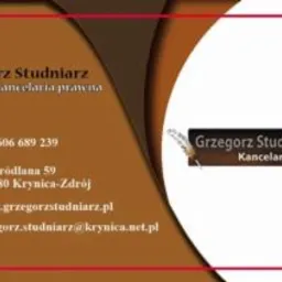 Wizytówka w brązowo-białej kolorystyce z danymi kontaktowymi kancelarii prawnej Grzegorza Studniarza, zawierająca numer telefonu, adres, adres strony internetowej i adres e-mail.