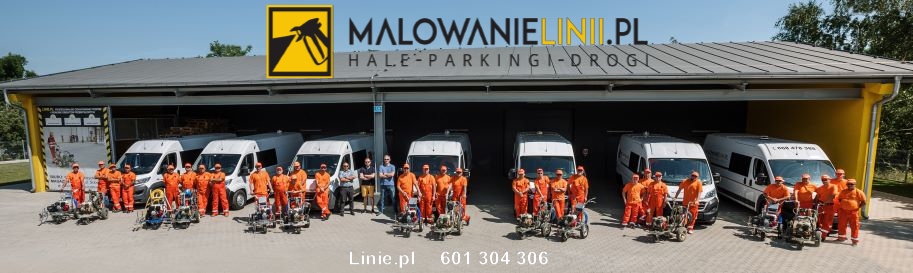 Grupa pracowników w pomarańczowych kombinezonach stoi przed budynkiem firmy MalowanieLinii.pl z maszynami do malowania linii, widoczne białe busy z logo firmy w tle.