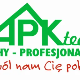 Zielone logo firmy APK Team z motywem dachu, hasłem 'Dachy - Profesjonalnie' i czerwoną obietnicą 'Pozwól nam Cię pokryć' na białym tle.