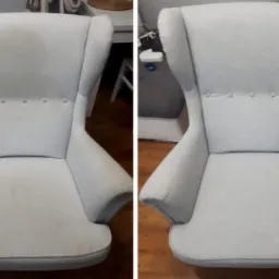 Porównanie fotela typu uszak przed i po czyszczeniu, widoczne różnice w odcieniu i plamach na tapicerce.