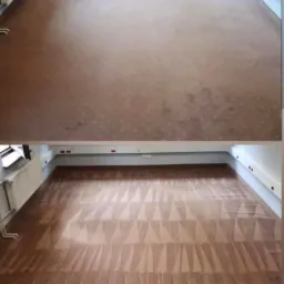 Porównanie dywanu przed i po praniu: widoczne różnice w czystości i wzorze, z plamami przed czyszczeniem i wyraźnym wzorem trójkątów po.