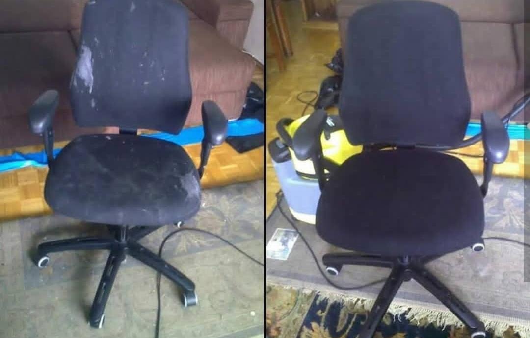 Czarne krzesło biurowe na kółkach przed i po czyszczeniu tapicerki, widoczne plamy i zabrudzenia na lewym zdjęciu, czysta tapicerka na prawym zdjęciu.