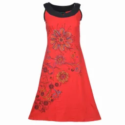 Czerwona sukienka na ramiączkach z kwiatowym wzorem w Kłodzku, czarny dekolt i ramiączka.