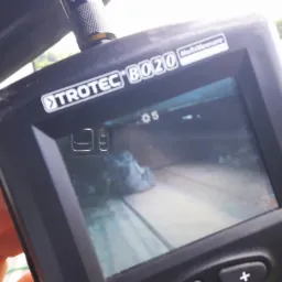 Miernik wilgotności Trotec BO20 wyświetlający obraz z kamery inspekcyjnej wewnątrz ściany, wskazujący na potencjalne zawilgocenie.