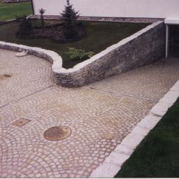 Firma brukarska oferuje układanie kostki granitowej i betonowej.