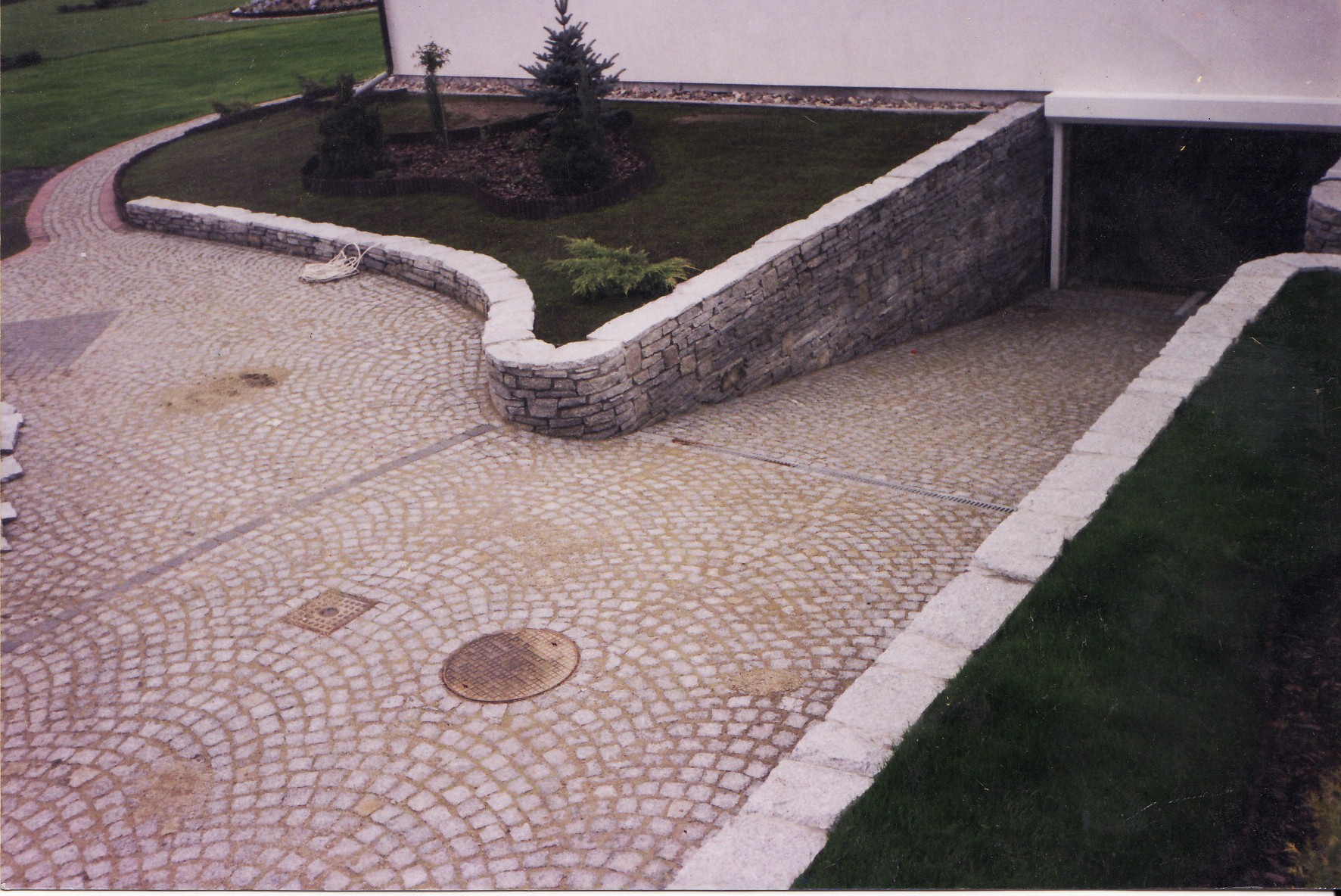 Firma brukarska oferuje układanie kostki granitowej i betonowej.