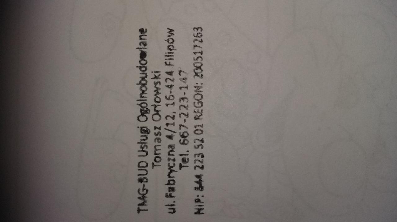 Dane kontaktowe firmy TMG-BUD Usługi Ogólnobudowlane Tomasz Orłowski, adres, telefon, NIP i REGON na białym tle, tekst w orientacji pionowej, lekko zamazany.