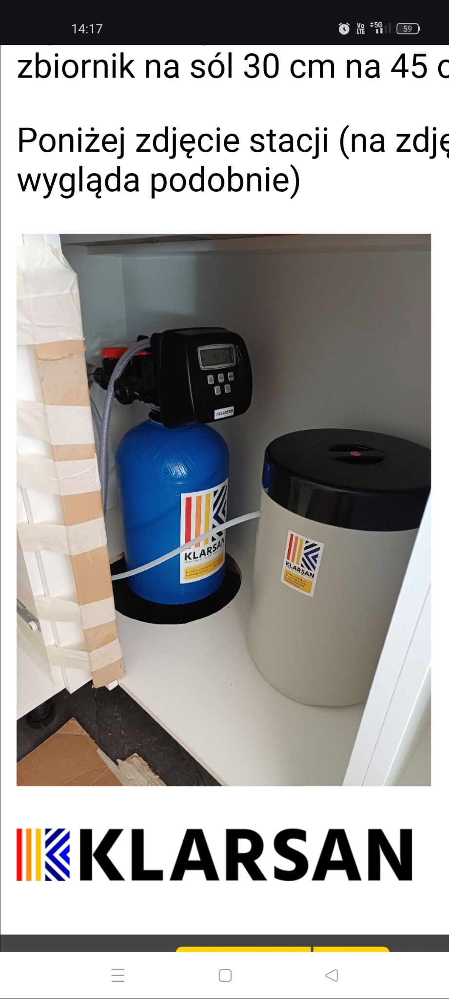 Stacja uzdatniania wody marki Klarsan, z niebieskim zbiornikiem i czarnym sterownikiem, umieszczona w białej szafce. Widoczny zbiornik na sól.