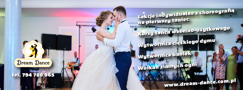 Para młoda tańcząca pierwszy taniec podczas wesela, w tle zespół muzyczny i goście, na pierwszym planie logo i oferta szkoły tańca Dream Dance.