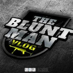 Graficzne logo 'The Blunt Man Vlog' z motywem broni i dymu na teksturowanym tle, stworzone przez studio projektowania stron internetowych i grafiki.