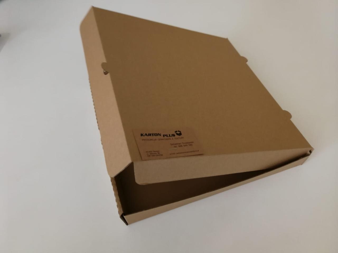 Rozłożone, tekturowe pudełko z widocznym nadrukiem logo i danymi kontaktowymi producenta na boku, na jasnym tle.