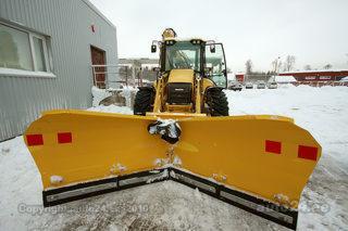 Żółta ładowarka teleskopowa z zamontowanym pługiem do śniegu, widok z przodu na zasypany śniegiem teren, budynek w tle.