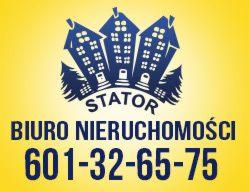 Logo biura nieruchomości Stator z trzema budynkami stylizowanymi na domy z oknami i drzewami iglastymi, umieszczone na żółtym tle, poniżej nazwa firmy i numer telefonu.