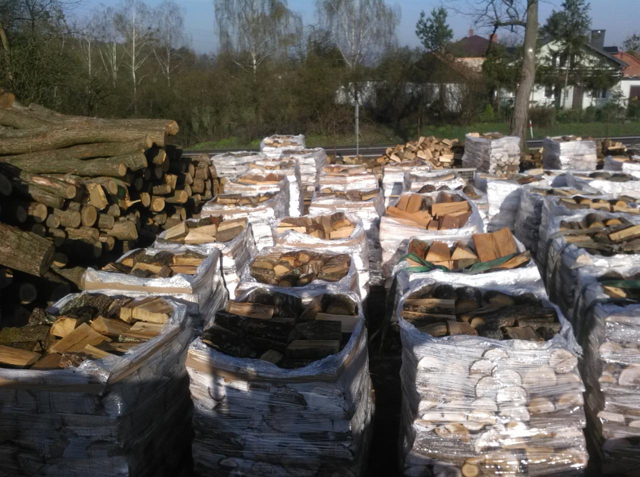 drewno ułożone na paletach