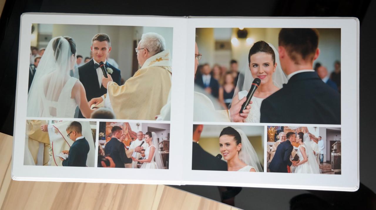 Otwarty album ze zdjęciami ślubnymi, prezentujący kolaż ujęć z ceremonii w kościele, w tym wymiana przysięgi i pocałunek nowożeńców.