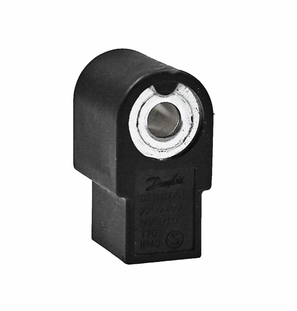 Czarna cewka elektromagnetyczna Danfoss z widocznymi specyfikacjami technicznymi na obudowie, sfotografowana na białym tle.