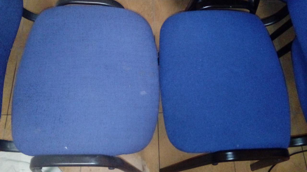 Dwa krzesła biurowe z niebieską tapicerką, jedno z widocznymi plamami przed czyszczeniem, drugie po czyszczeniu, ukazujące różnicę w wyglądzie.