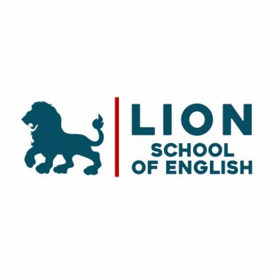 Logo szkoły językowej Lion School of English z sylwetką lwa w kolorze ciemnego turkusu, pionową czerwoną linią i nazwą szkoły w kolorze ciemnego turkusu na białym tle.
