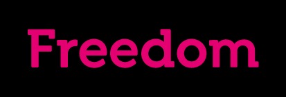 Różowy napis 'Freedom' na czarnym tle.