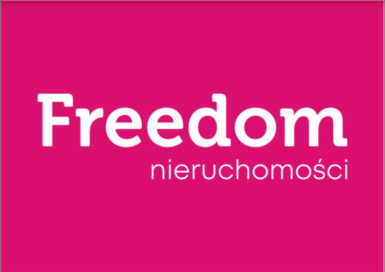 Logo firmy Freedom Nieruchomości na różowym tle.