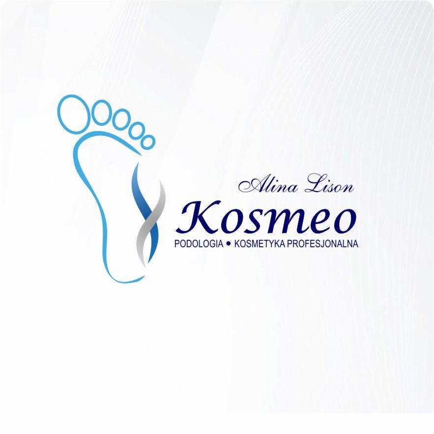 Logo firmy Alina Lison Kosmeo, specjalizującej się w podologii i kosmetyce profesjonalnej, z graficznym przedstawieniem stopy w kolorze błękitnym.
