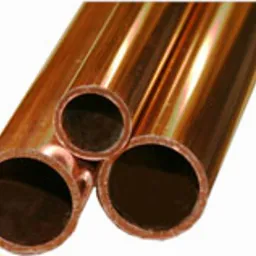 Trzy rury miedziane o różnych średnicach, ułożone równolegle na białym tle, z widocznym metalicznym połyskiem i odbiciami światła.