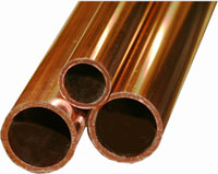 Trzy rury miedziane o różnych średnicach, ułożone równolegle na białym tle, z widocznym metalicznym połyskiem i odbiciami światła.