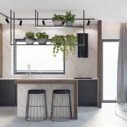 Wizualizacja kuchni z wyspą, drewnianymi szafkami, marmurową ścianą i roślinami doniczkowymi podwieszonymi pod sufitem, oświetlona reflektorami.