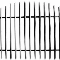 Metalowe przęsła ogrodzeniowe z pionowych płaskowników połączonych poziomymi poprzeczkami, widok z bliska na tle jasnego tła.