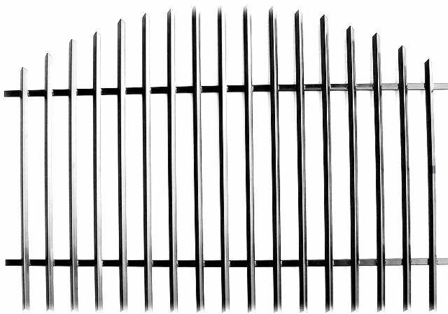 Metalowe przęsła ogrodzeniowe z pionowych płaskowników połączonych poziomymi poprzeczkami, widok z bliska na tle jasnego tła.